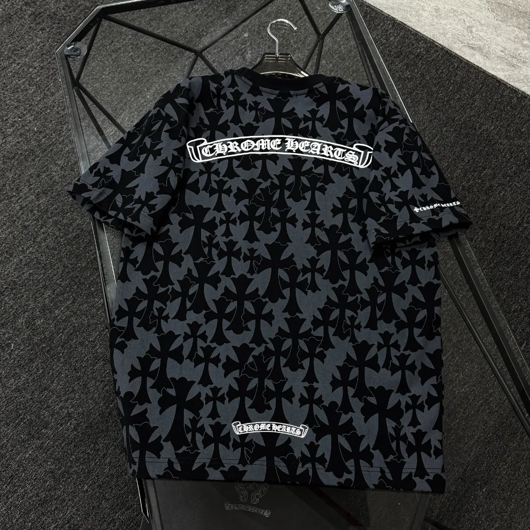 P180 Chrome Hearts 25 high-end versions. The fabric is made of 300 grams of high-density pure cotton. It does not deform or shrink. It has three labels. It is the same style for men and women. Technology: all-over printing + digital printing. Color: white, black. SIZE: S-XL.